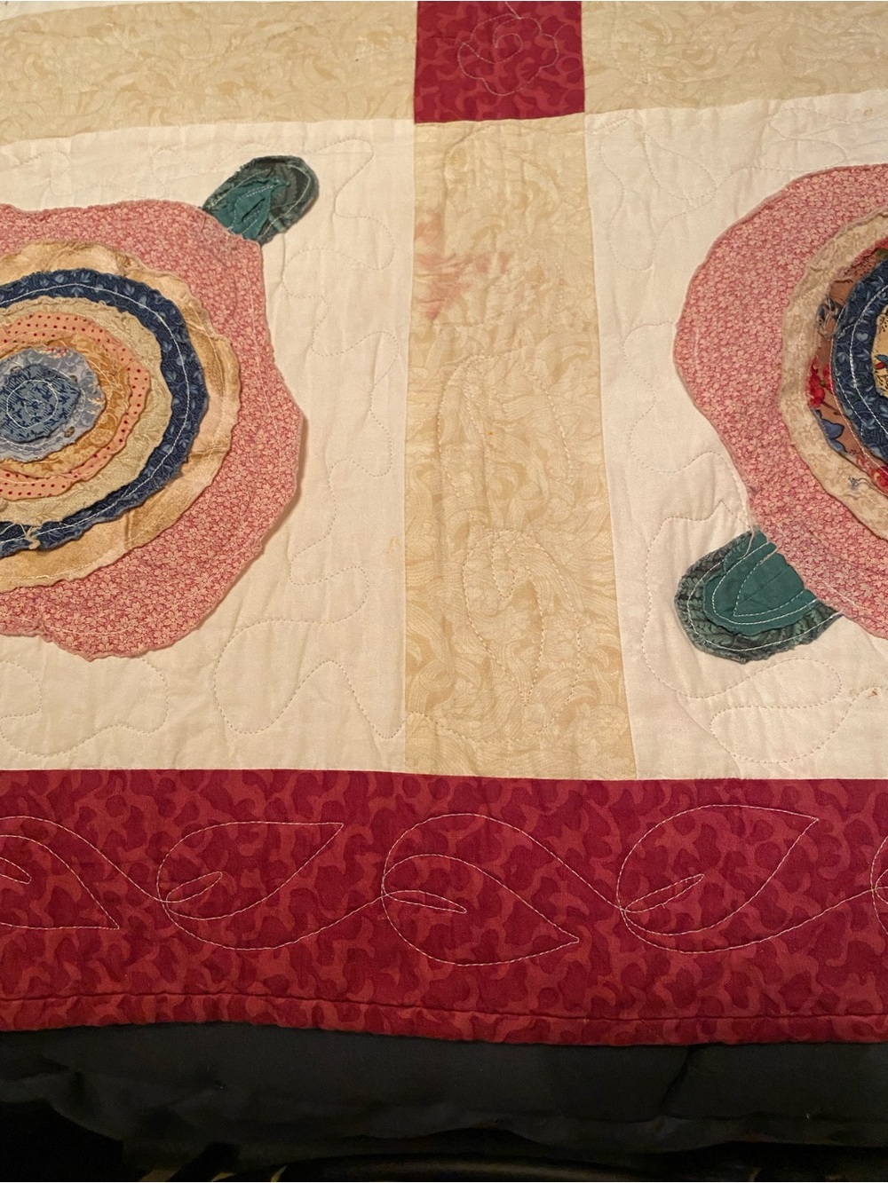 Stunning Appliqué Quilt/Throw in a dimensional floral motif. Burgundy pink gree - Picture 16 of 16